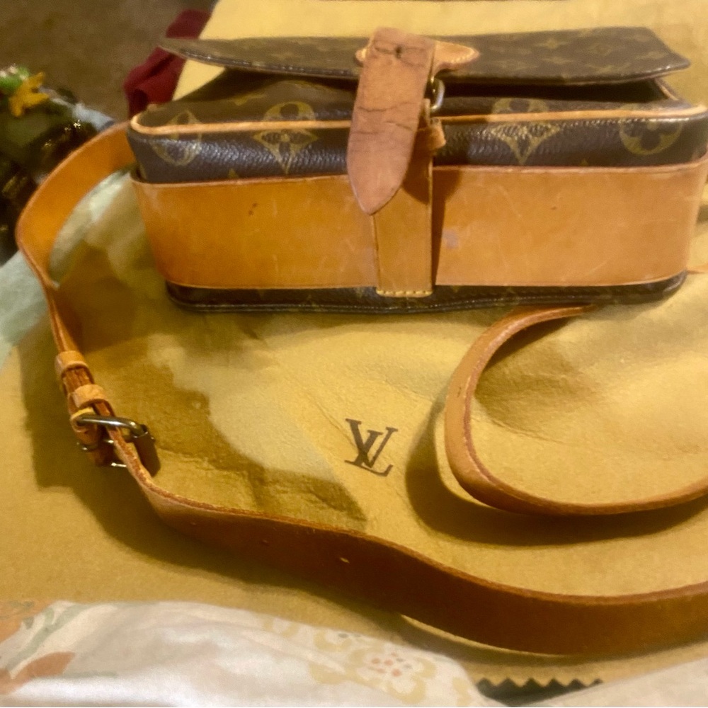 Stylish and Beautiful Louis Vuitton Brown Monogram Messenger Bag - Picture 3 of 9